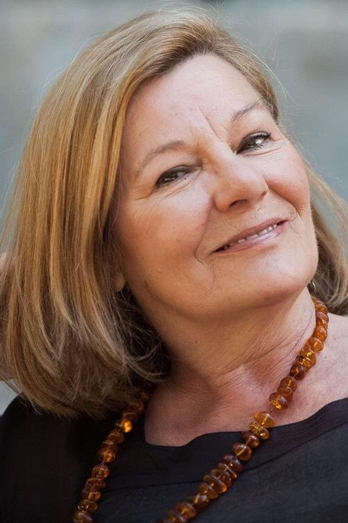 Lia Gama as Esmeralda in Sétimo Direito