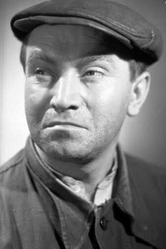 Mieczysław Łoza as Militiaman in Teraz i w każdą godzinę
