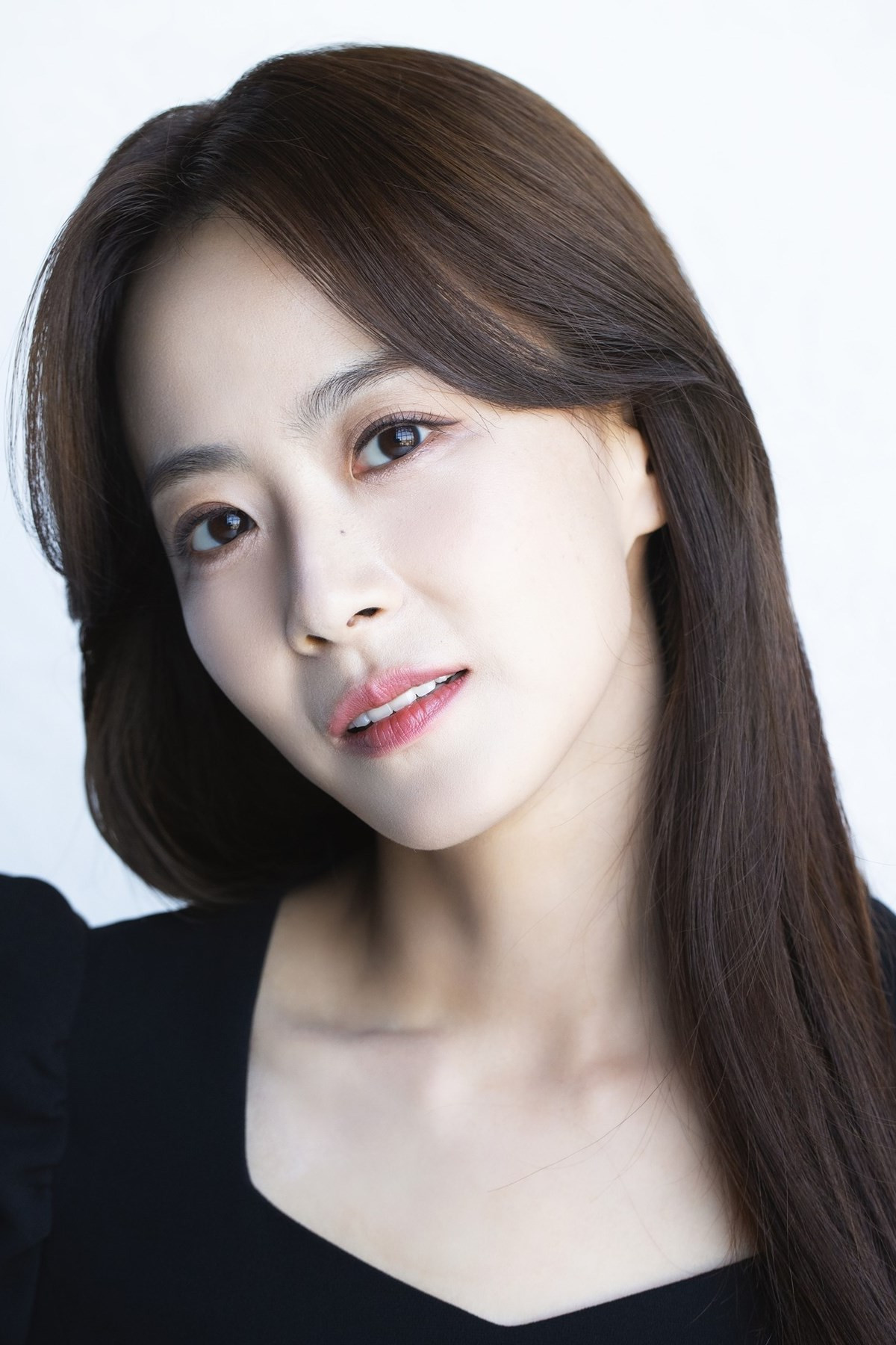 류현경 as Choi Min-Joo in Feel Good To Die