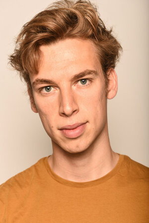 Elias Vandenbroucke as Peter De Meyer in Lost Luggage