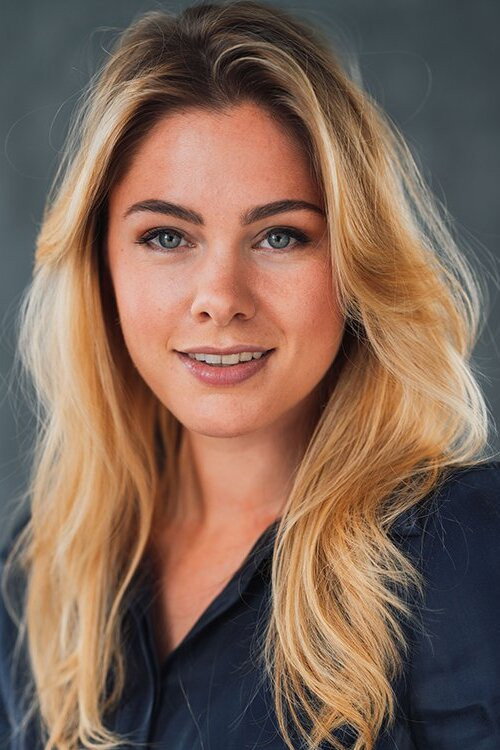 Fauve Geerling as Prinses Violet in Prinsessia: Het Prinselijke Bal