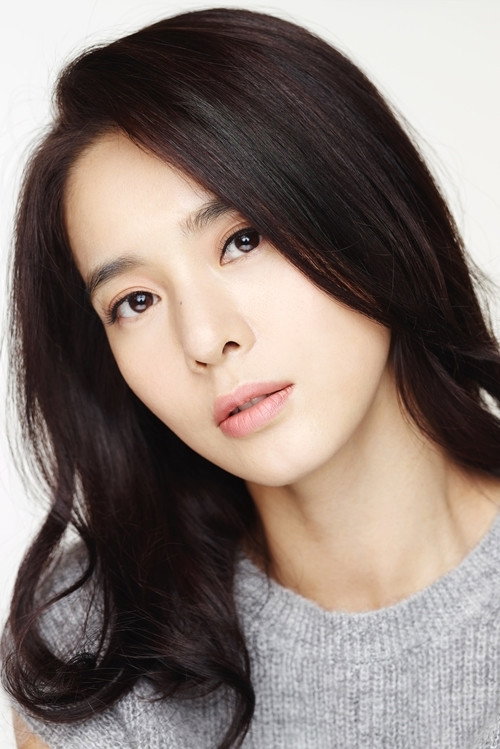 정혜영 as Woon-Sim in The Crowned Clown
