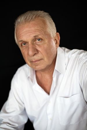 Євген Паперний as Lom/Archibald Dandy - chief of gangsters (voice) in Adventures of Captain Vrungel