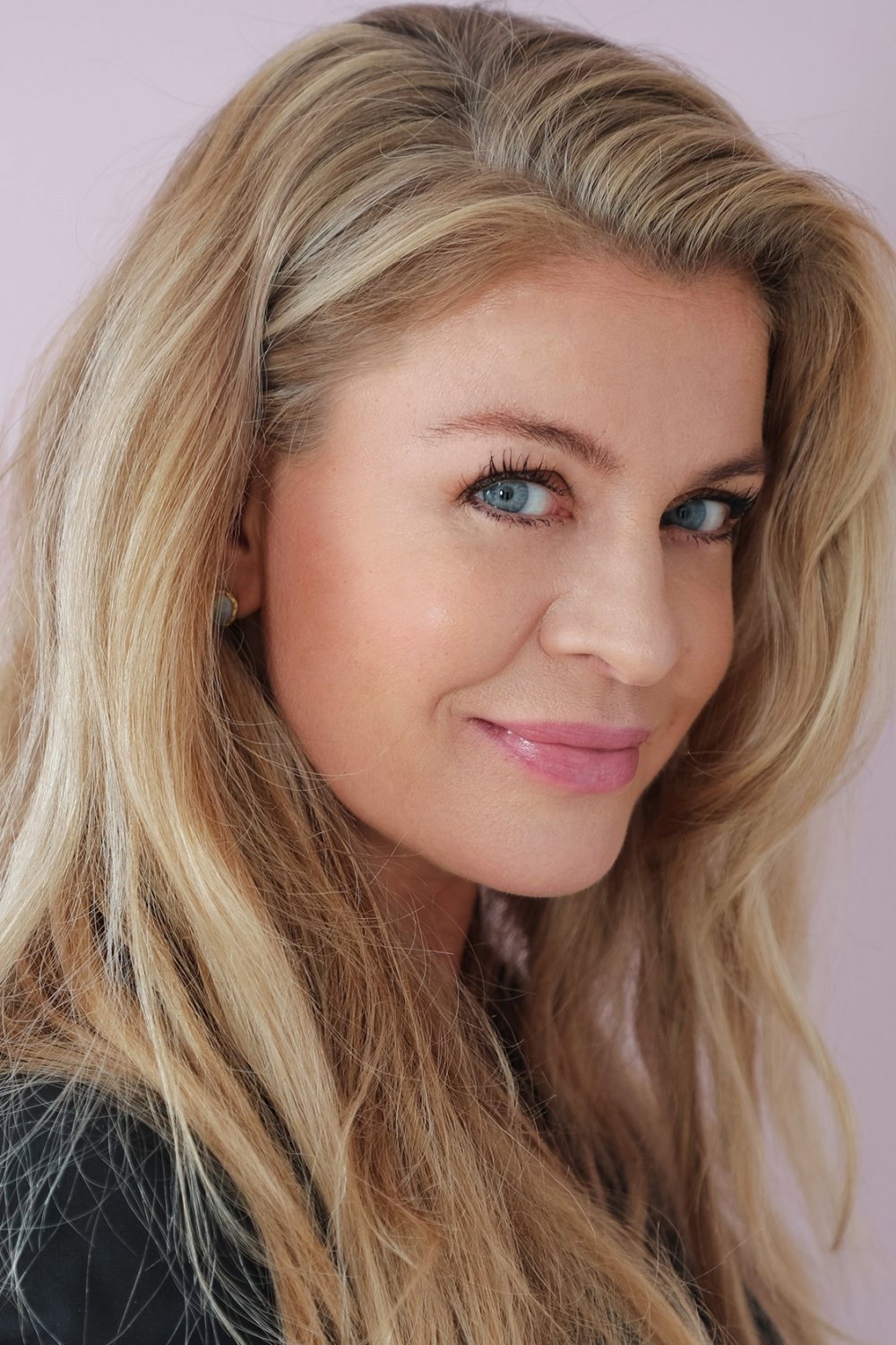 Mille Dinesen as Nynne Larsen in Nynne