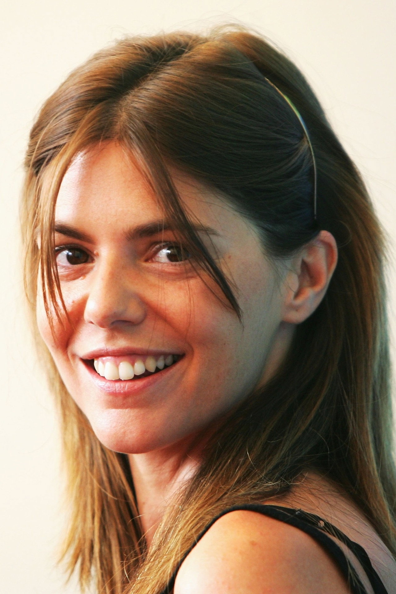 Manuela Velasco as Isabel Fuentes in Traición