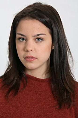 Salomé Dewaels as Joséphine in Irresistible