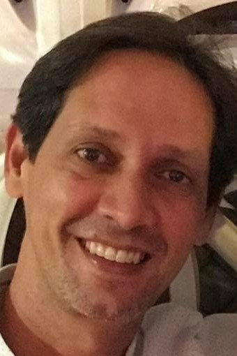 Julio Ramos as Garb - Neighbor in Miente