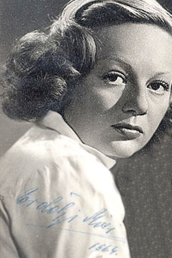 Mici Erdélyi as Varjas Ria in Thirteen Girls Smile at the Sky