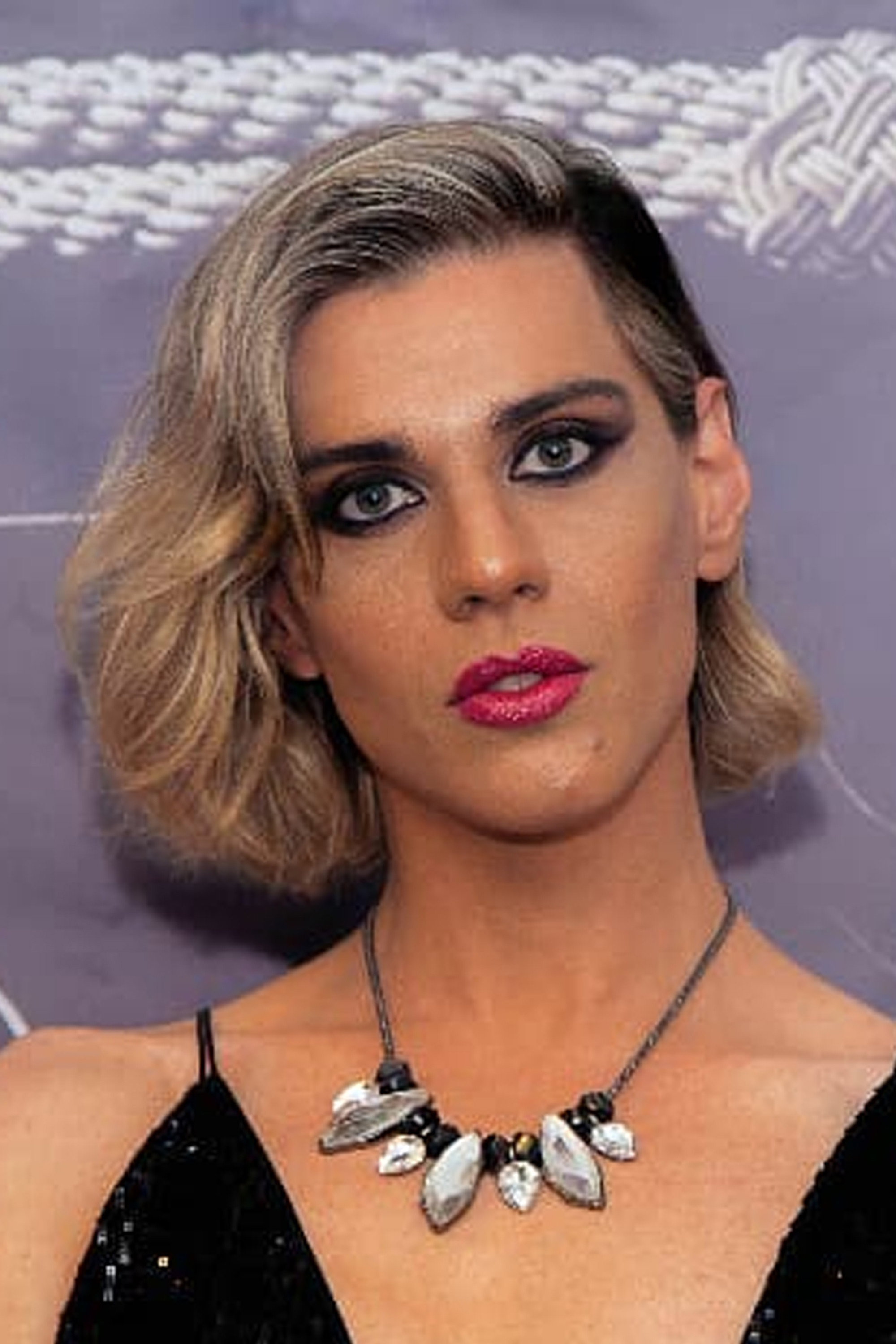 Diego Detona as Abel / Cantante trans in La sombra del gallo