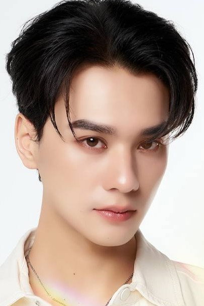 หฤษฎ์ บัวย้อย as "Peem" Pharan Rueangdet | "Wat" Phawat Wongpradit in Khemjira