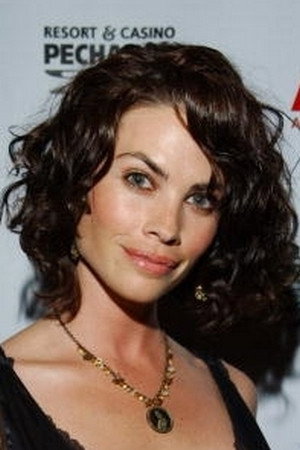 Cash Casia as Cindy in Savages
