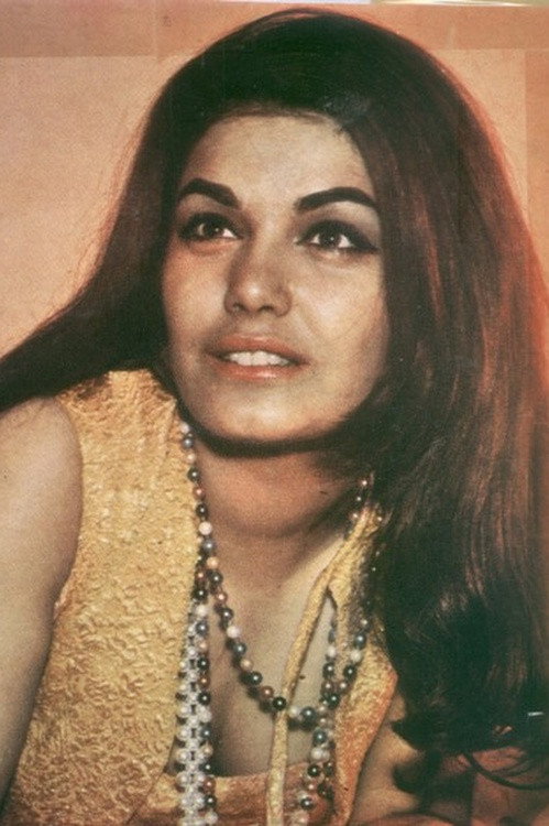 Nilufar as Aghdas in Reza Chelcheleh