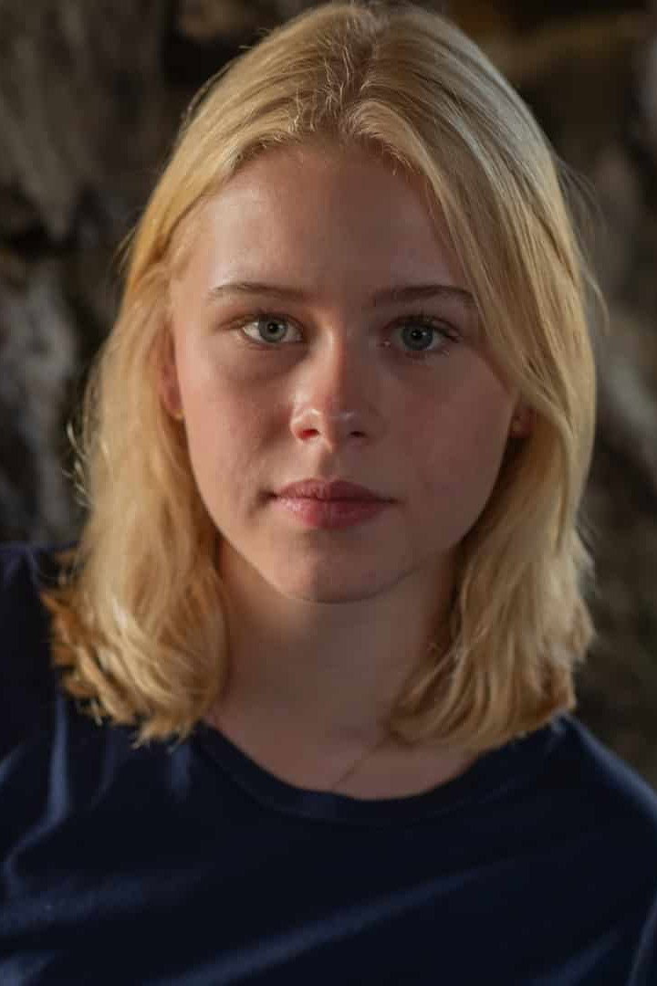 Alma Günther as Sara in La Palma
