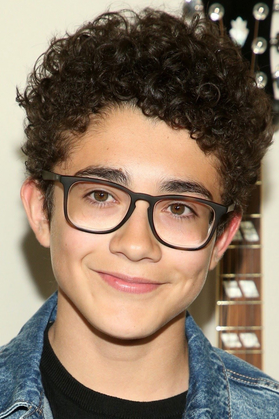 Nicolas Bechtel as Lewie Diaz in Atrapada en el medio