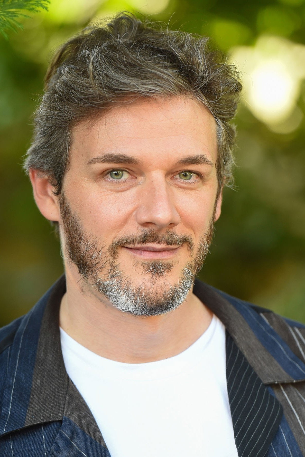 Samuel Theis as Matthieu, papa d'Apolline et Tom in Drôle de famille !