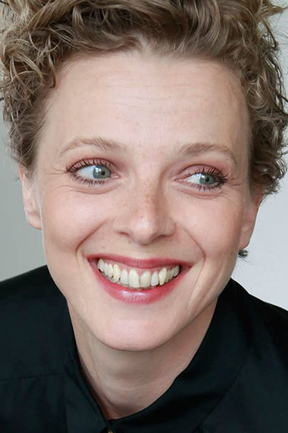 Patrycia Ziolkowska as Marianne Leszek in Die Luft, die wir atmen