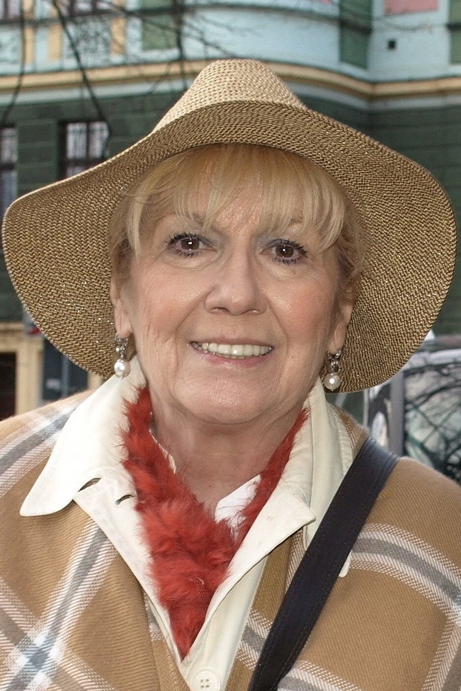 Emilia Krakowska as Clerk in Nowy pracownik