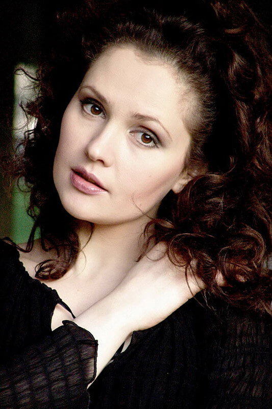Валерия Арланова as Sasha in The Guide