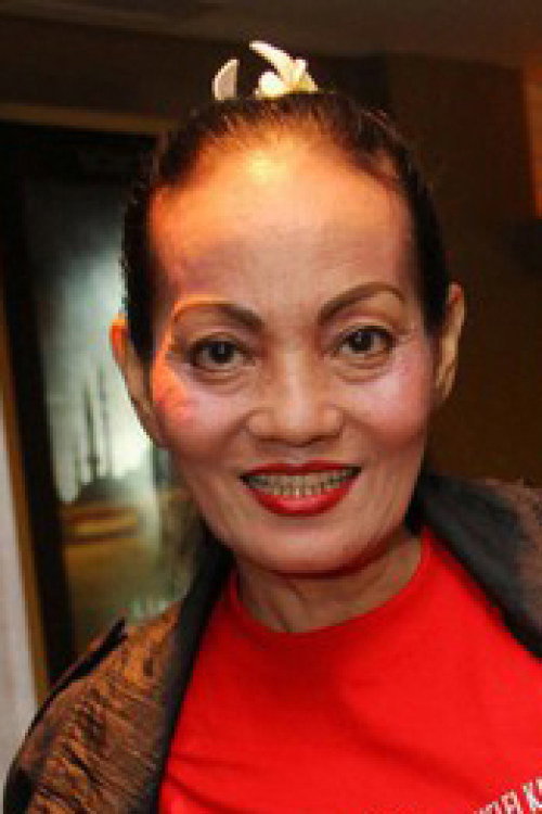 Titi Qadarsih as Ompung in Tapi Bukan Aku