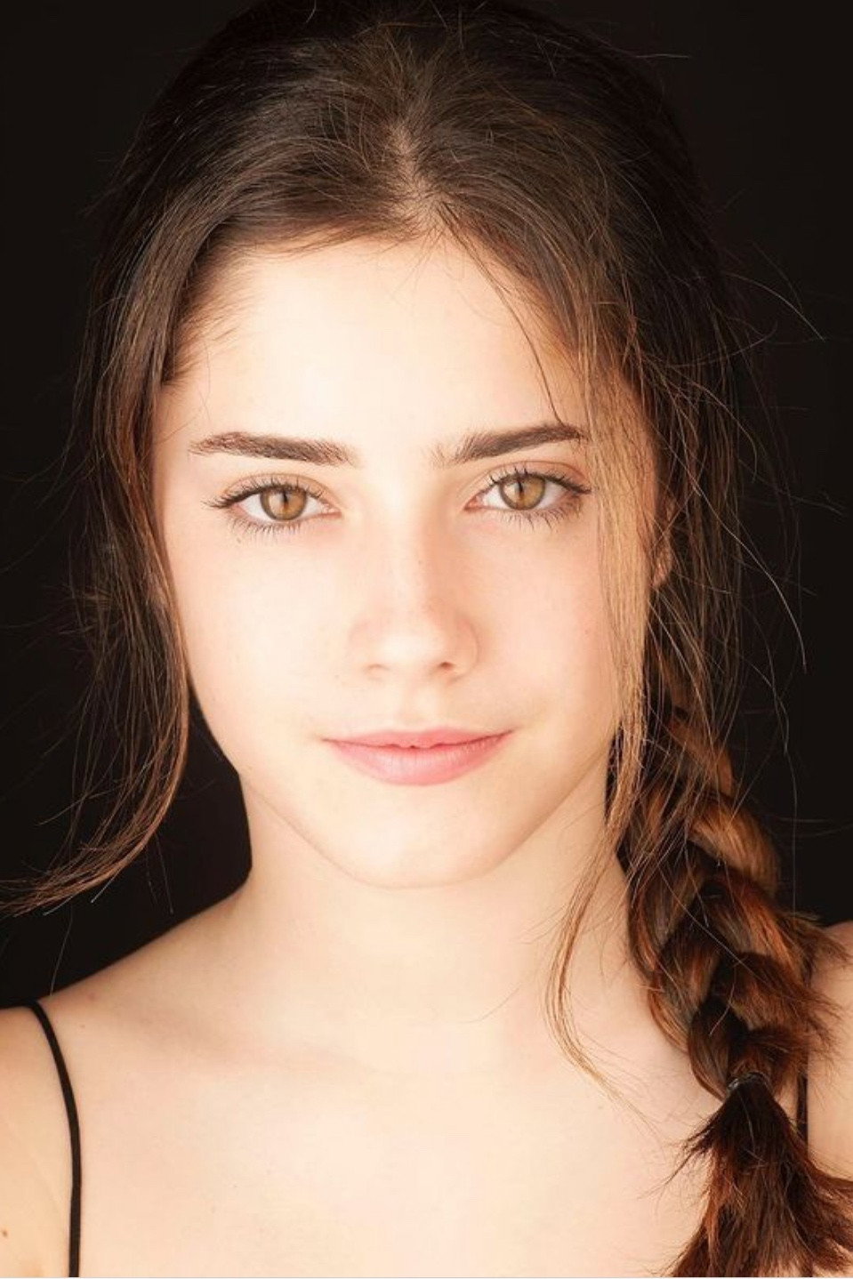 Madalena Aragão as Maria José (jovem) in Vizinhas