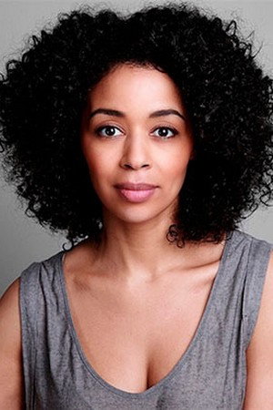 Aurélie Konaté as Pivoine in La rose et la pivoine