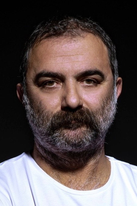 Sinan Demirer as İhsan Bozkır in The Town Doctor