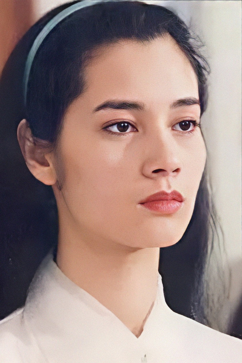 Julia Cheng Yim-Lai as 侍剑 in Where Heroes Dare