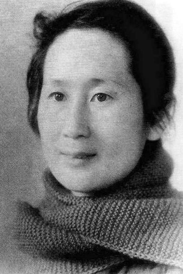 Peng Hu as 郭大娘 in Locust Tree Village