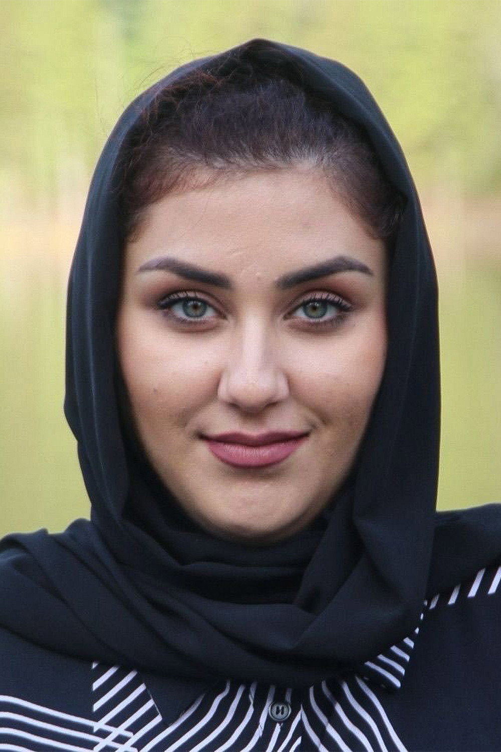 Farzana Nawabi as Mina in Mina Walking