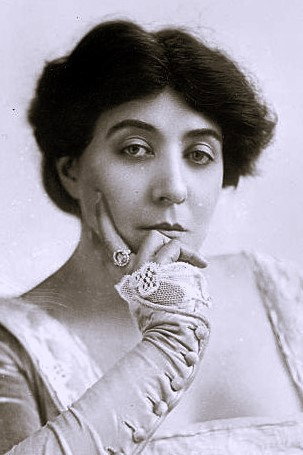 Helen Ware as Queen Elinor in Command Performance
