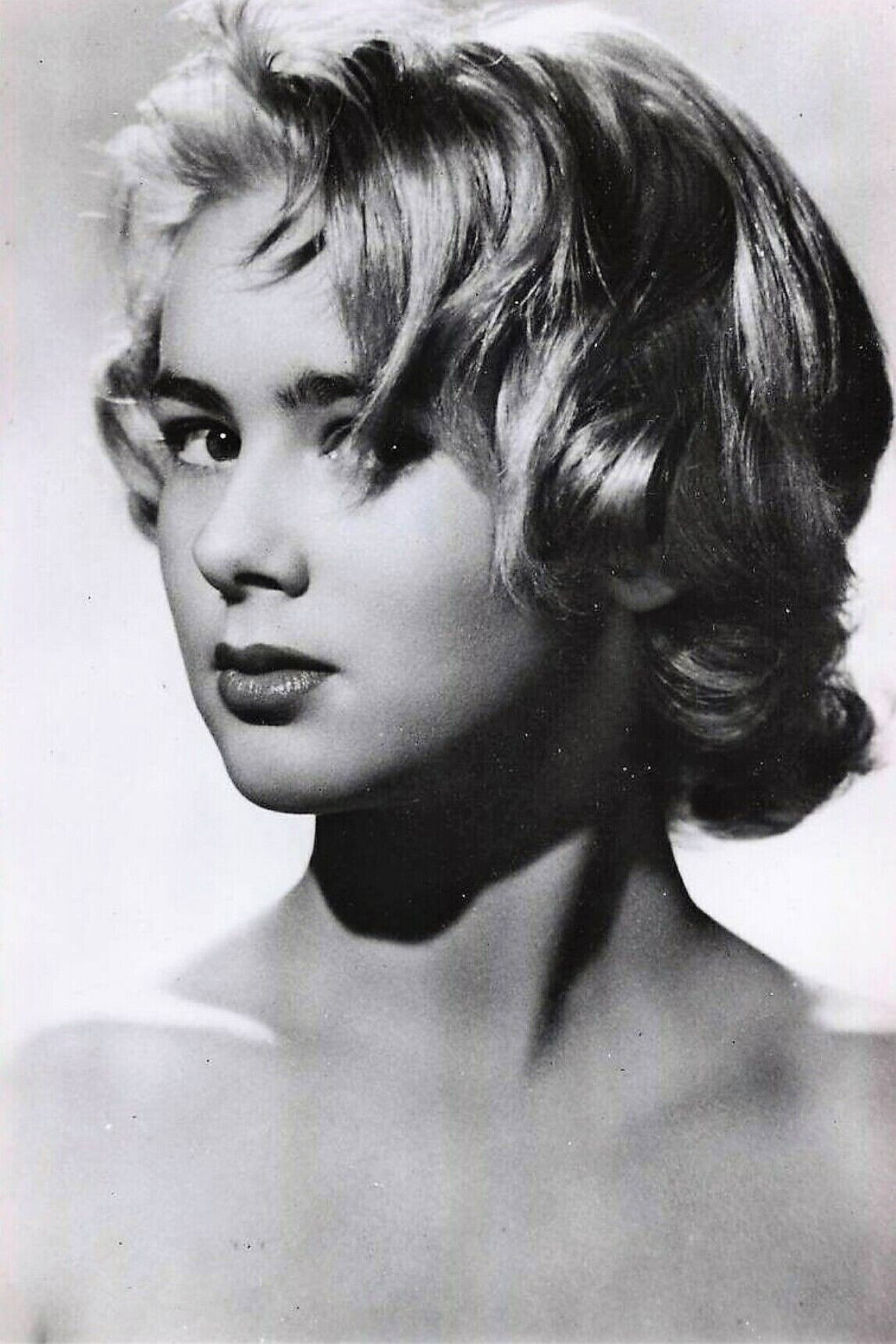 Cathia Caro as Virginia in Simpatico mascalzone