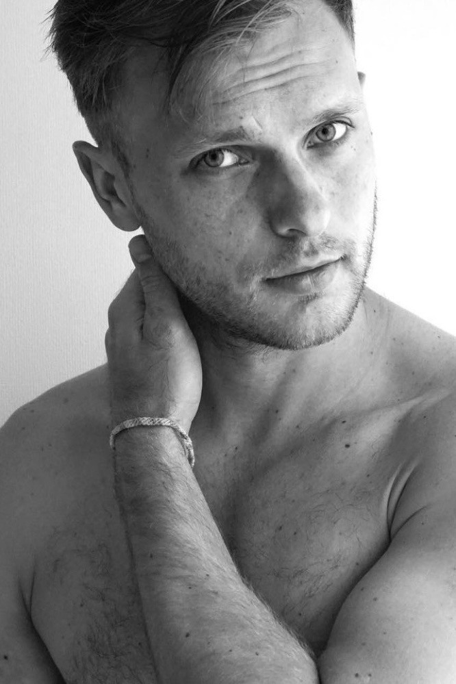 Artur Logunov as Self - Contestant in Mundos Opuestos 2