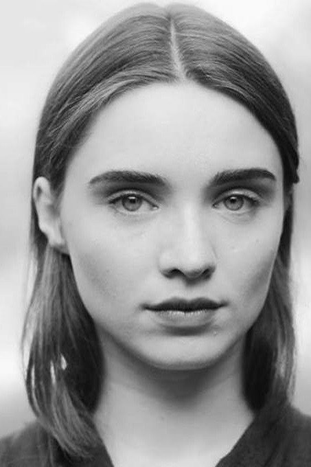 Wiktoria Filus as Pola in Glitter