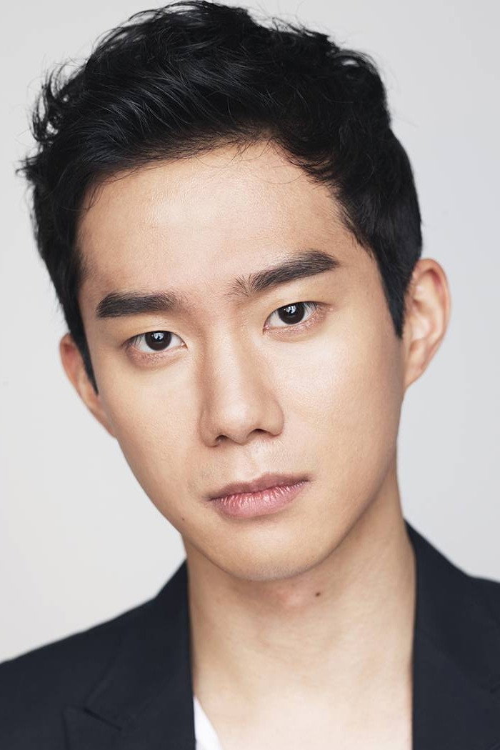 Yoon Jin-wook as Song Joon Sung in Love Frequency 37.2