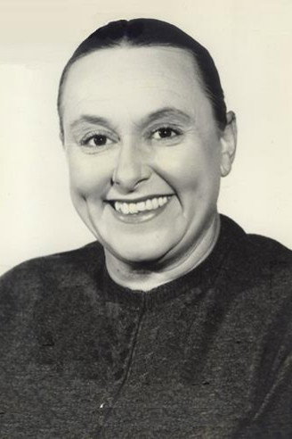 Ave Ninchi as Margherita, moglie di Giuseppe in La famiglia Passaguai
