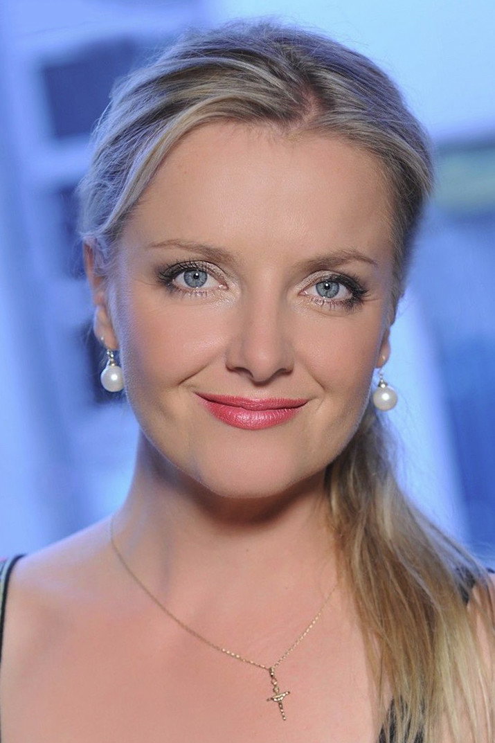 Gabriela Filippi as královna víl in Anička s lískovými oříšky