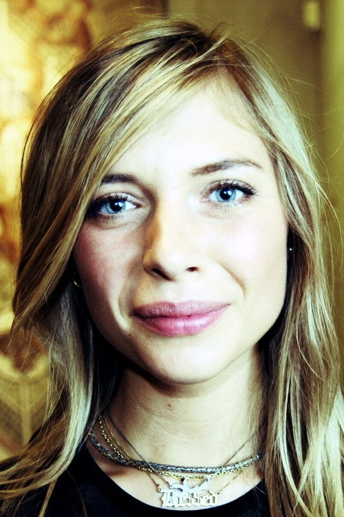 Julie Grundtvig Wester as Sarah in Spidse albuer, blødende knæ