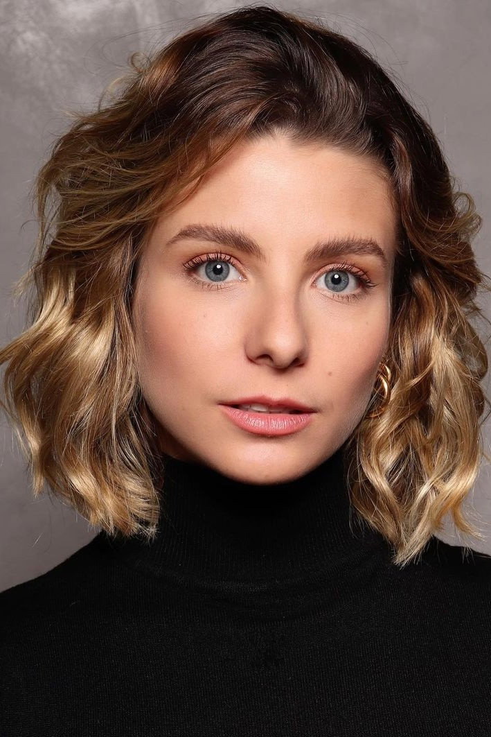 Julia Foti as Camila in Vizinhos
