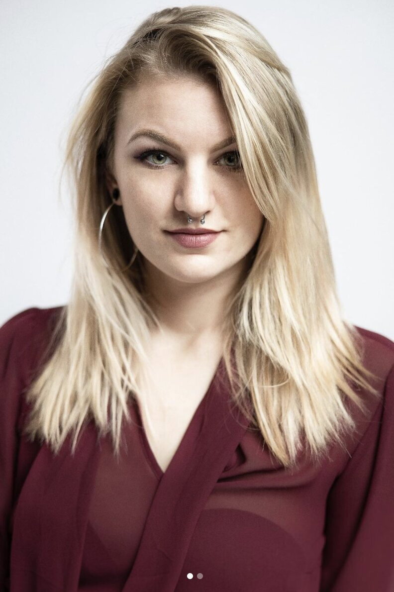 Leonie Jankovec as Carina Martínez in No dejes de grabar 2