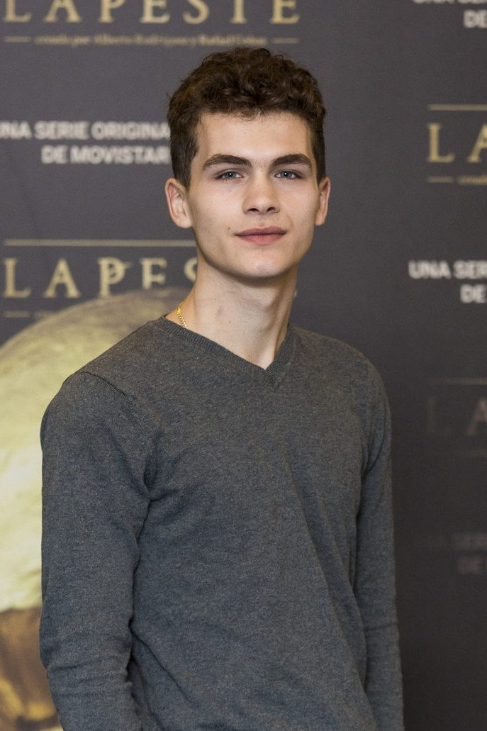 Sergio Castellanos as Hijo in 8