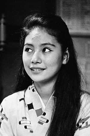 Kiyomi Katena as 岩根山ルリ子 in Vampires