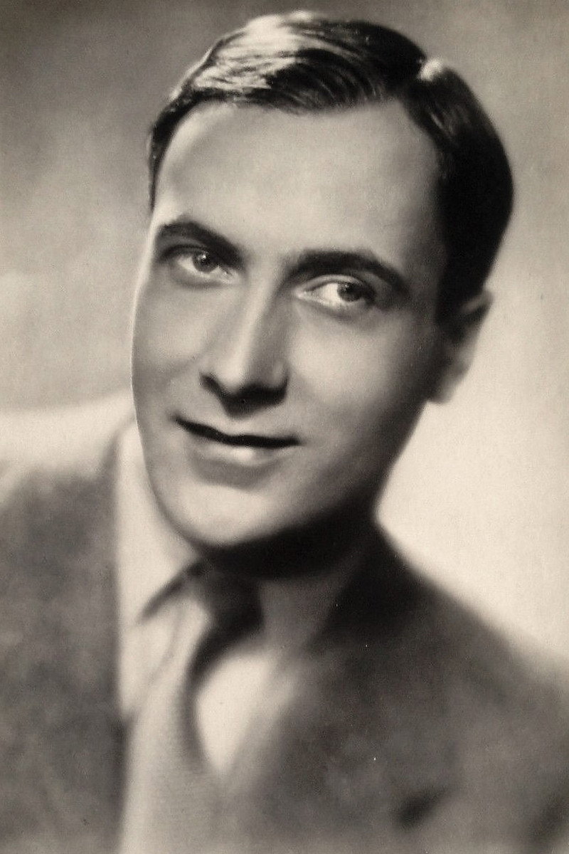 Daniel Lecourtois as Maxime de Chantel in Les Demi-Vierges
