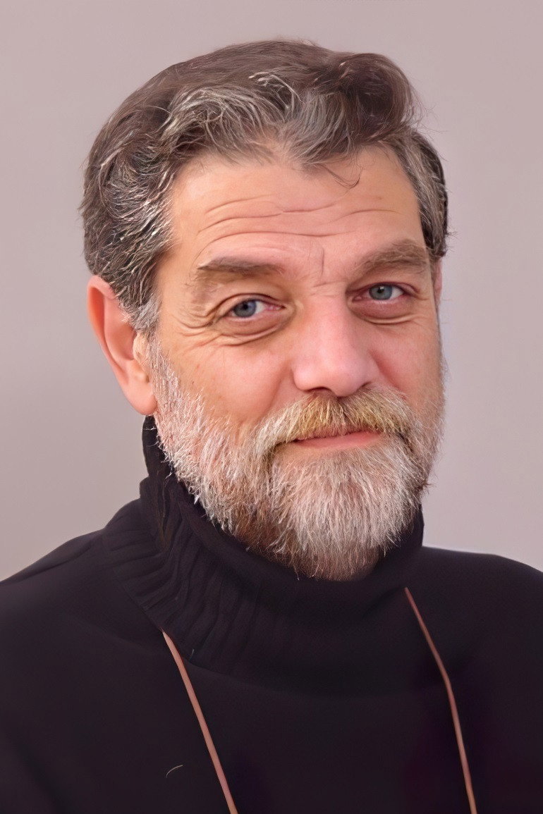 Çelik Bilge as Profesör in Tramvay
