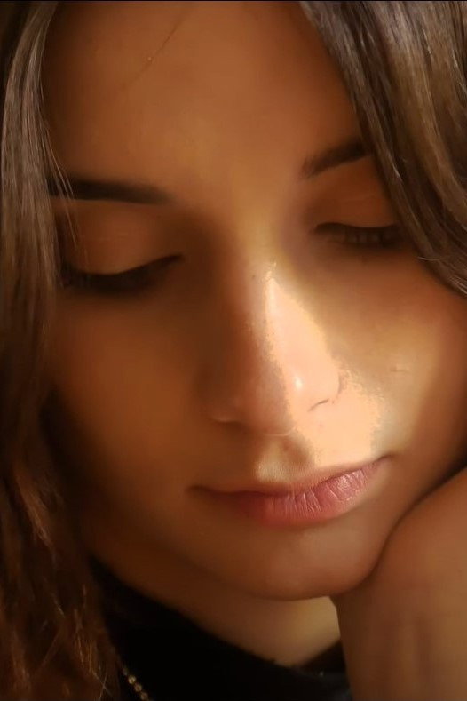 Giulia Pozzovio as Sara in Tre amiche