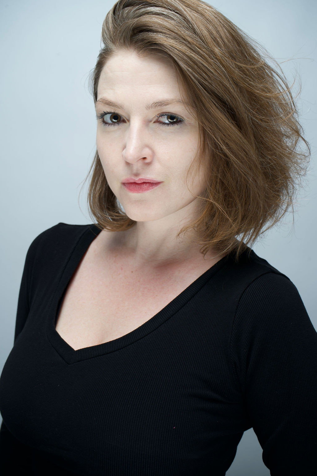 Ischa Bee as La rédactrice (voice) in L'Entrevue