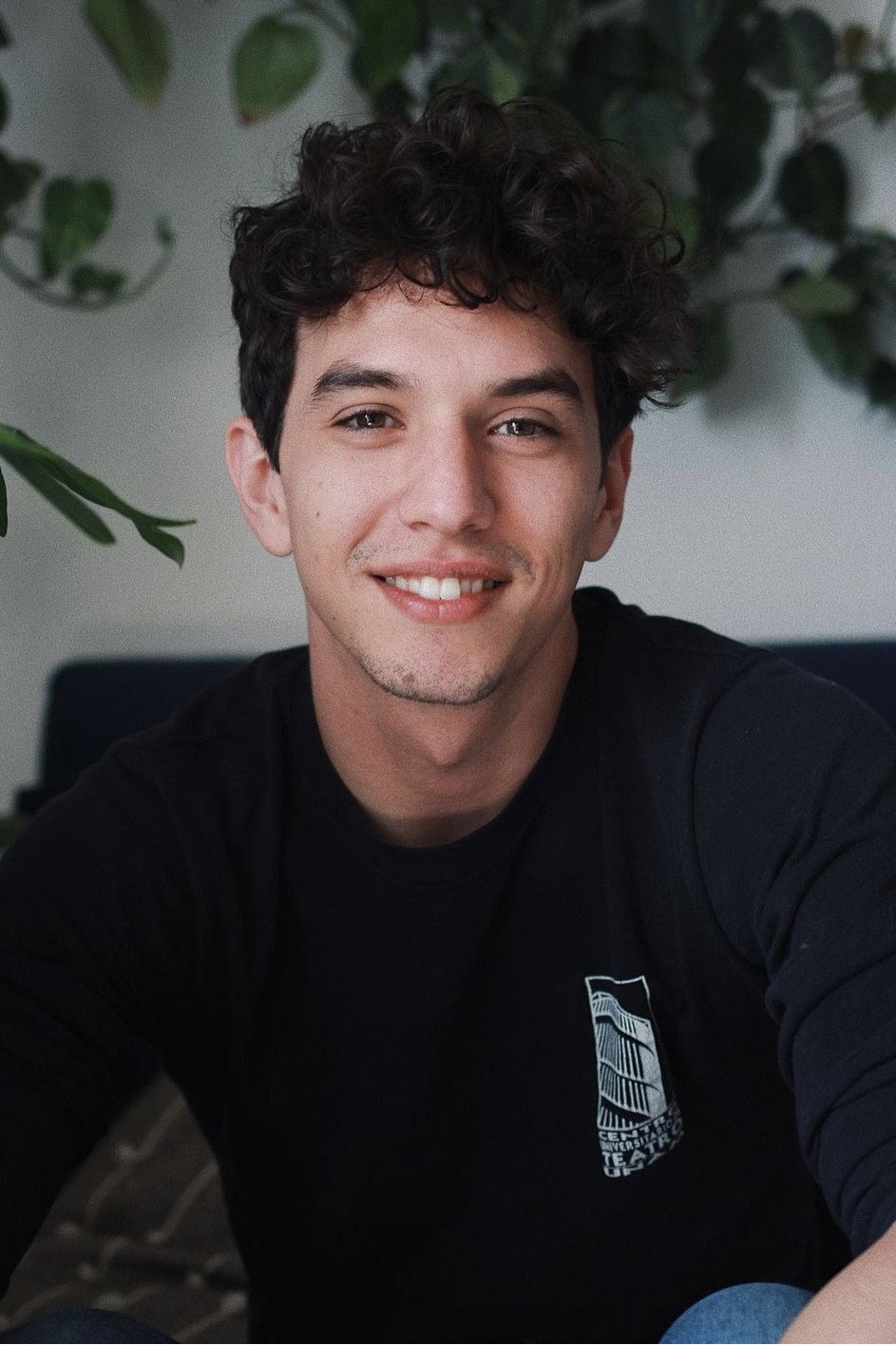 Andrés Tirado as Emilio in Peña de Lobos