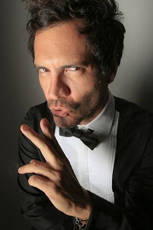 Auro Sónico as Cesar in Canta y no llores