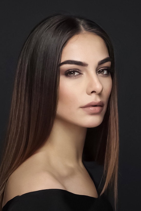 Eva Dedova as Ceylan in Mitat