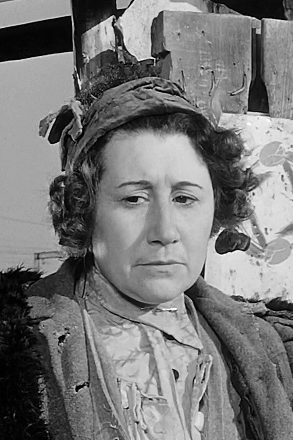 Anna Carena as Anna Georgevna in Con gli occhi dell'occidente