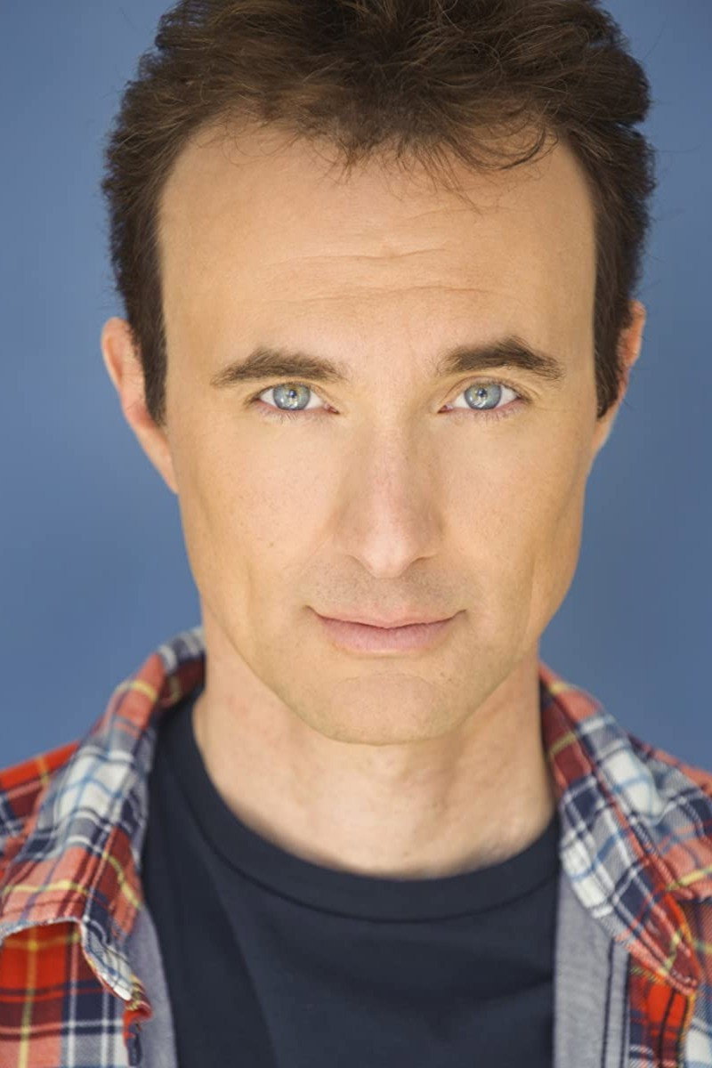 Kevin Glikmann as Leonard in Get Blake!